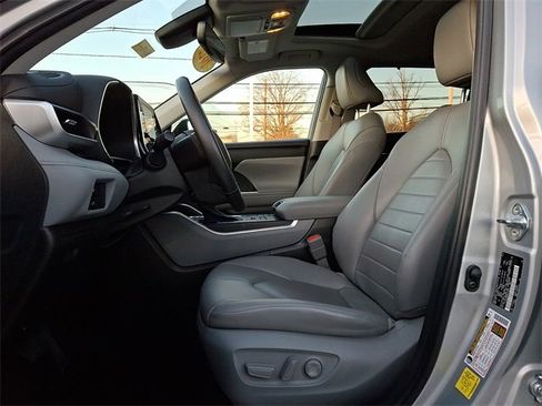 Certified 2022 Toyota Highlander XLE image 14