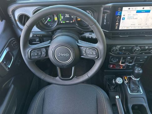 Used 2025 Jeep Wrangler Willys image 28