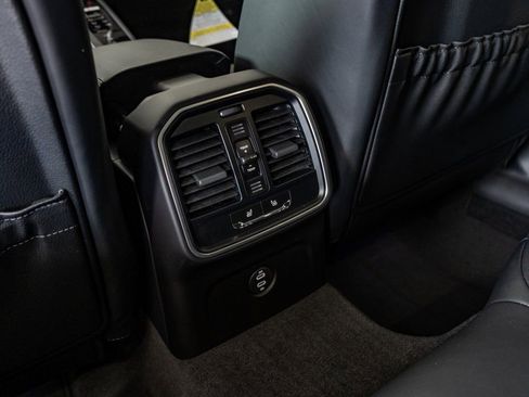 Certified 2025 Porsche Macan image 27