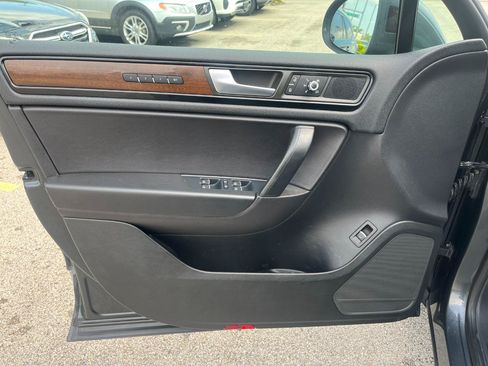 Used 2016 Volkswagen Touareg TDI AWD/4WD image 23