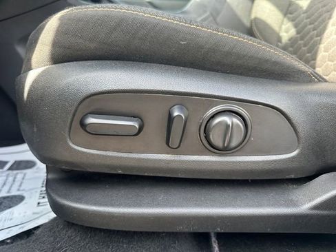 Used 2019 Chevrolet Equinox LT w/ Driver Convenience Package image 15