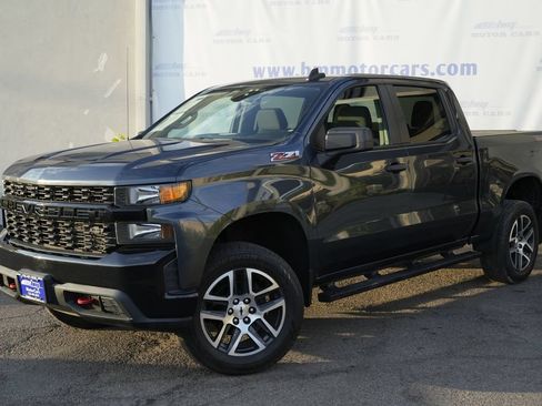 Used 2019 Chevrolet Silverado 1500 Custom Trail Boss w/ Custom Convenience Package AWD/4WD image 2