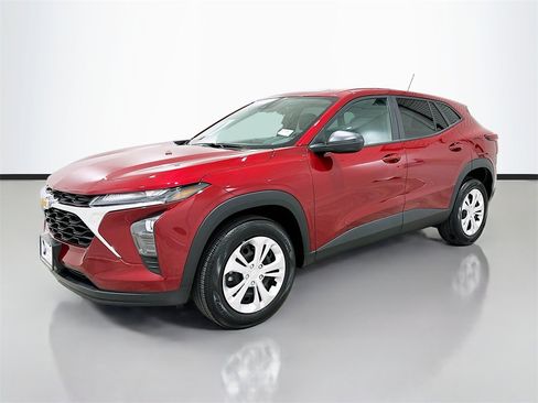 Used 2025 Chevrolet Trax LS image 3