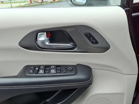 Used 2023 Chrysler Pacifica Touring-L FWD image 16
