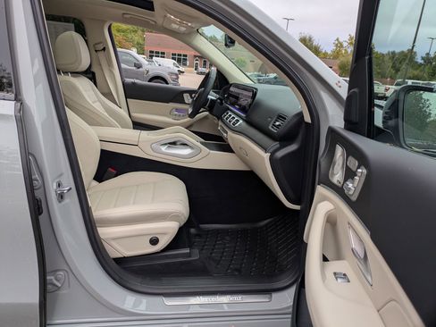 Used 2024 Mercedes-Benz GLS 450 4MATIC image 37