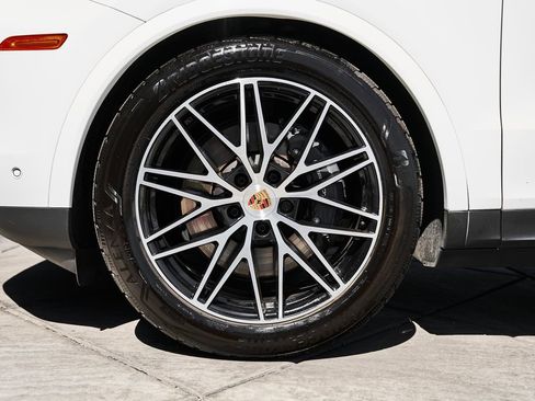 Used 2025 Porsche Cayenne AWD/4WD image 3
