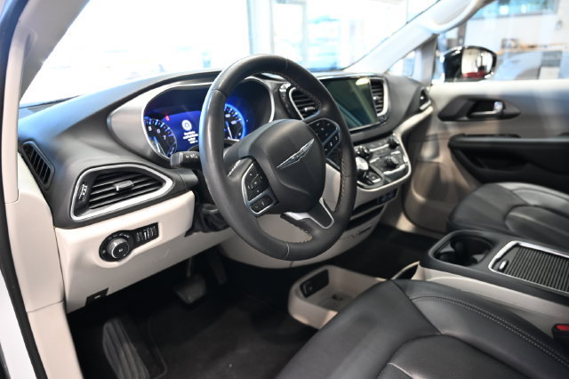 Used 2024 Chrysler Pacifica Touring-L FWD image 23