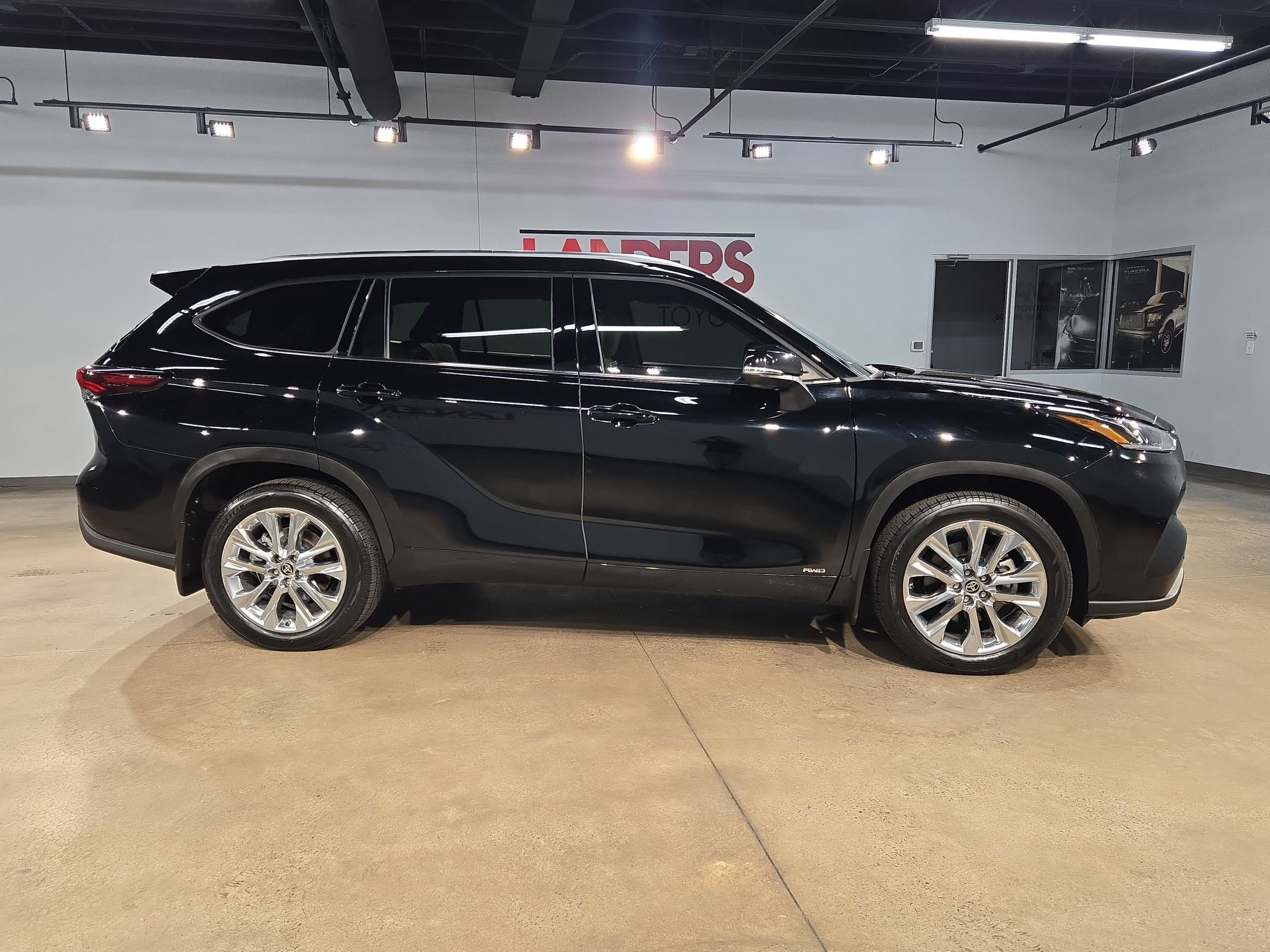 Used 2024 Toyota Highlander Limited AWD/4WD image 8