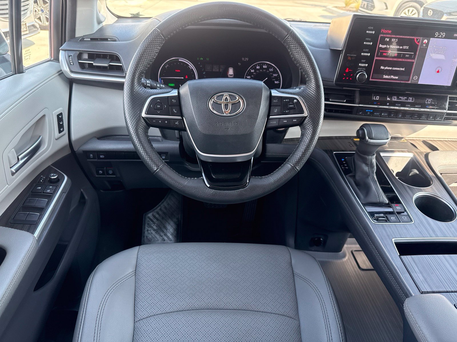Used 2023 Toyota Sienna Limited FWD image 17