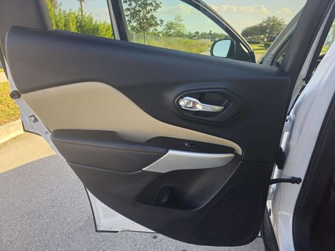 Used 2018 Jeep Cherokee Limited image 21