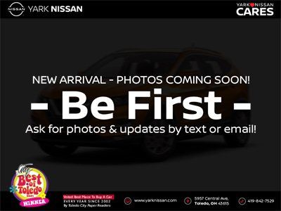 Used 2013 Chrysler 200 Touring FWD image 1