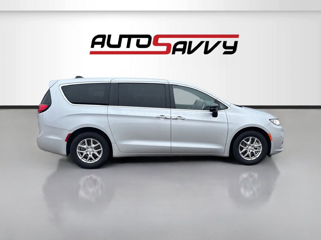 Used 2026 Chrysler Pacifica Select FWD image 8