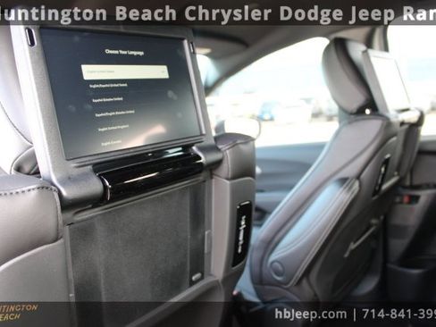 Used 2026 Chrysler Pacifica Select image 41