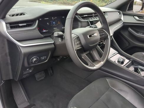 Used 2024 Jeep Grand Cherokee Altitude image 17