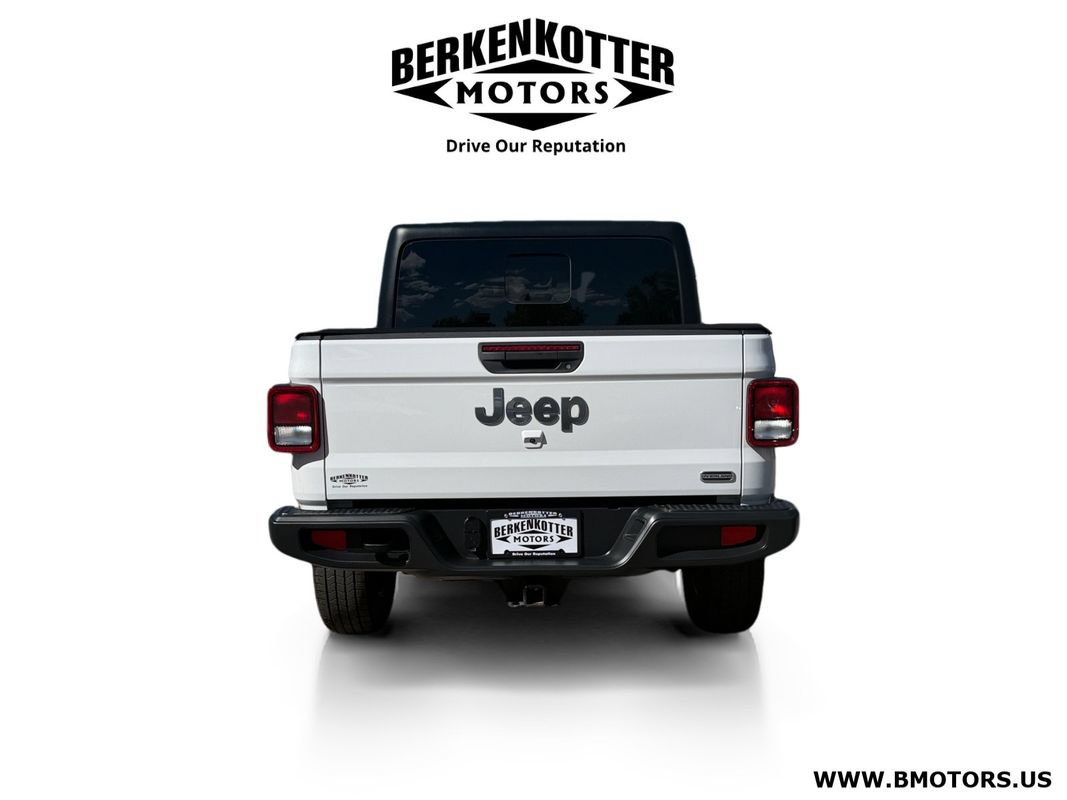 Used 2023 Jeep Gladiator Overland w/ Cold Weather Group AWD/4WD image 4