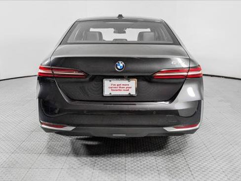 Used 2025 BMW 530i w/ Premium Package RWD image 7