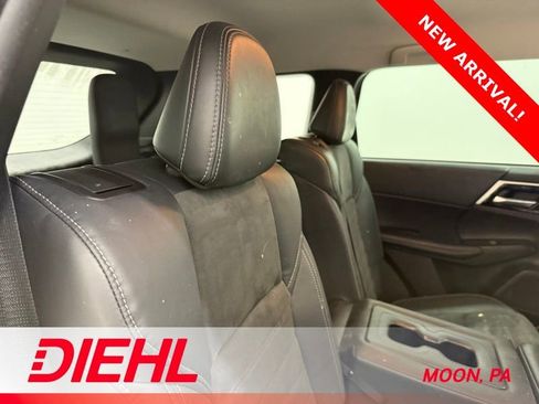 Used 2022 Mitsubishi Outlander SE image 12