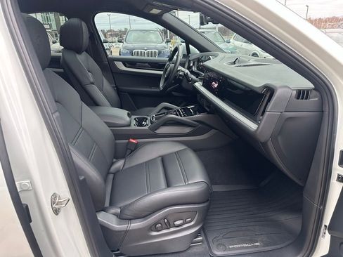 Used 2025 Porsche Cayenne Coupe AWD/4WD image 23