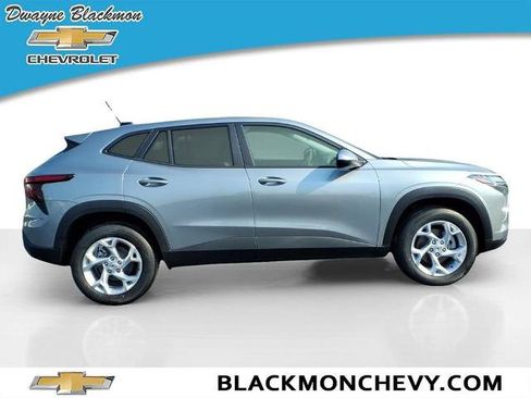 New 2026 Chevrolet Trax LS w/ LS Convenience Package FWD image 2