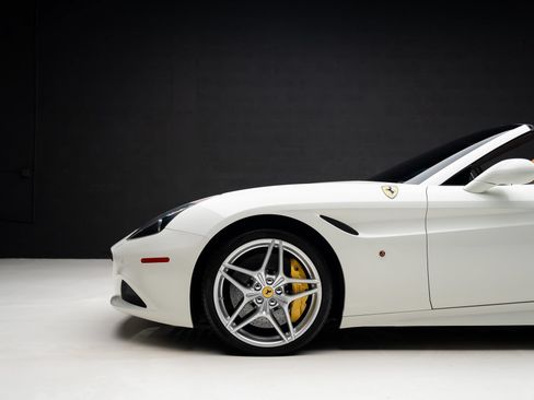 Used 2015 Ferrari California T RWD image 20