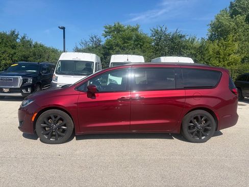 Used 2019 Chrysler Pacifica Touring-L FWD image 2
