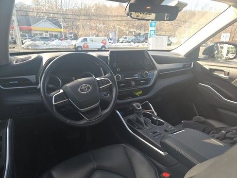 Used 2023 Toyota Highlander XLE image 3