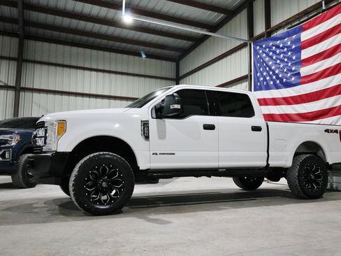 Used 2017 Ford F250 XLT AWD/4WD image 4