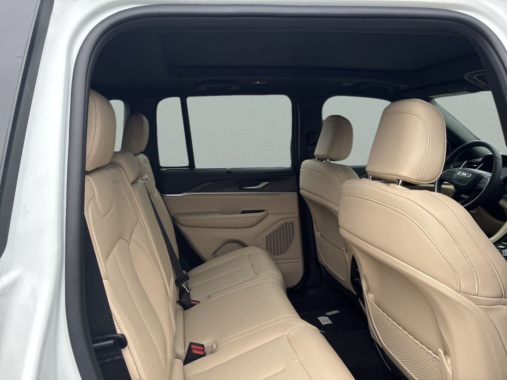 New 2025 Jeep Grand Cherokee Limited RWD image 32