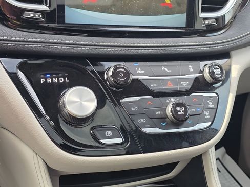 Used 2023 Chrysler Pacifica Limited image 27