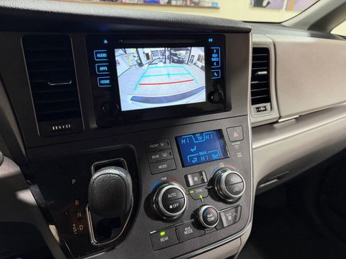 Used 2015 Toyota Sienna LE AWD/4WD image 53