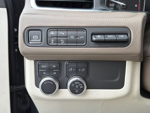 Used 2021 GMC Yukon Denali w/ Denali Premium Package AWD/4WD image 21