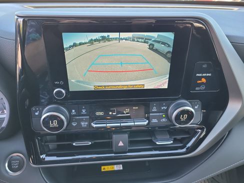 Used 2024 Toyota Highlander XLE FWD image 16