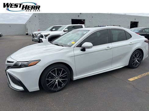 Used 2022 Toyota Camry SE w/ Cold Weather Package image 1