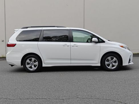 Used 2018 Toyota Sienna LE FWD image 2