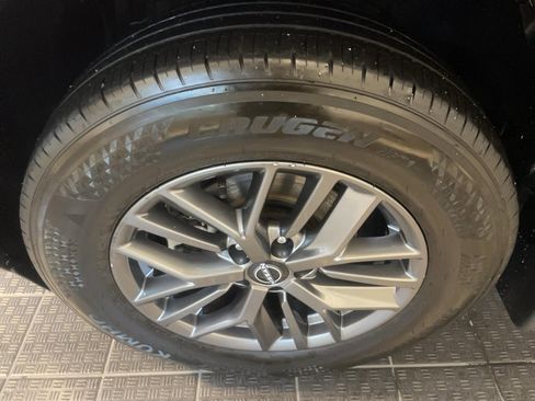 Used 2023 Nissan Rogue S image 5