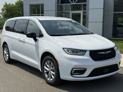 New 2025 Chrysler Pacifica Select