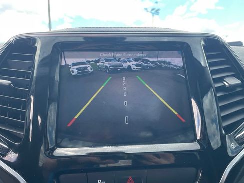Used 2019 Jeep Cherokee Limited AWD/4WD image 6