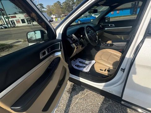 Used 2017 Ford Explorer XLT w/ Equipment Group 202A AWD/4WD image 9