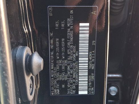 Used 2025 Toyota Highlander XLE image 28