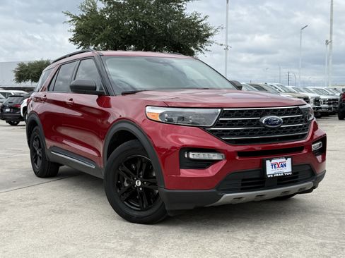 Used 2022 Ford Explorer XLT w/ Equipment Group 202A RWD image 2