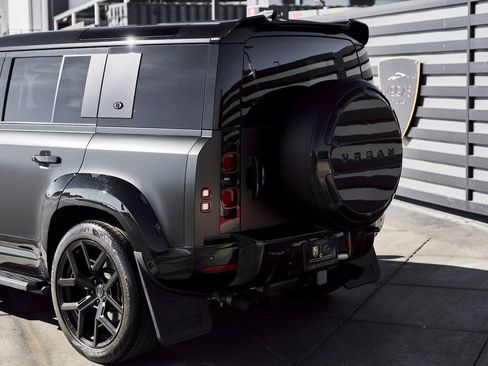 Used 2024 Land Rover Defender 110 SE image 17