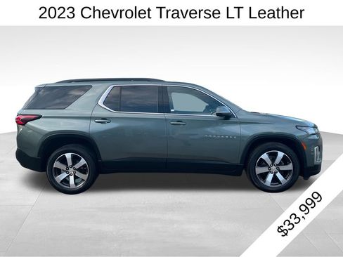 Used 2023 Chevrolet Traverse LT w/ LT Premium Package image 2