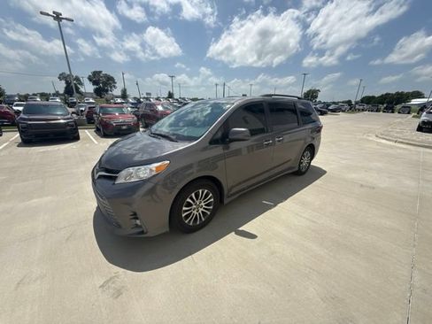 Used 2018 Toyota Sienna XLE w/ XLE Navigation Package FWD image 7