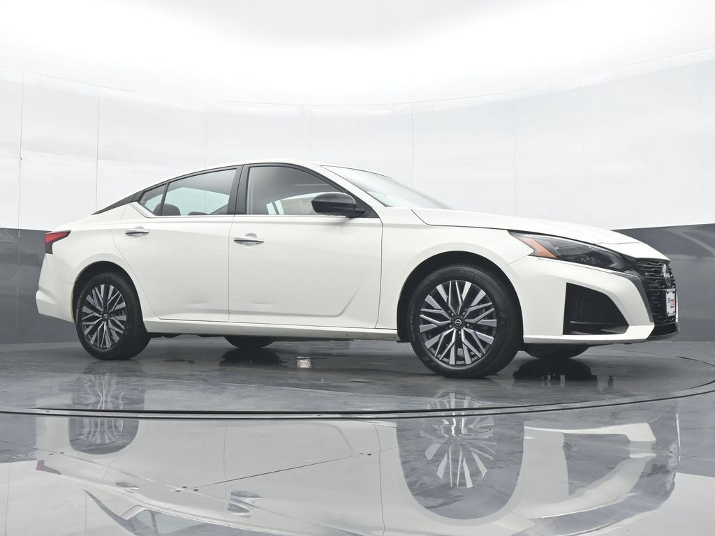 Used 2025 Nissan Altima 2.5 SV AWD/4WD image 32