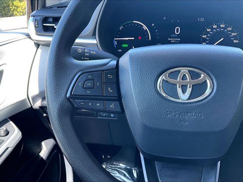 Certified 2025 Toyota Sienna LE FWD image 23