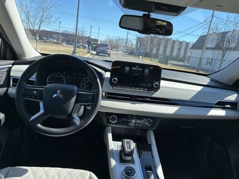 Used 2022 Mitsubishi Outlander SEL image 3