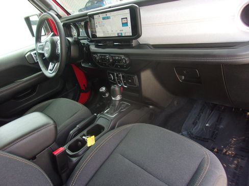 Used 2025 Jeep Wrangler Unlimited Sahara AWD/4WD image 19