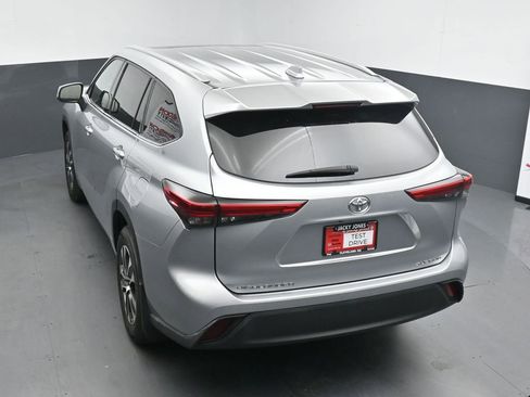 Used 2022 Toyota Highlander XLE AWD/4WD image 31