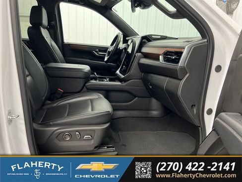 Used 2025 GMC Yukon XL Denali AWD/4WD image 15