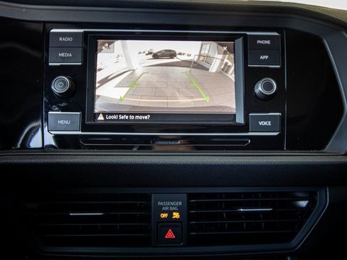 Used 2022 Volkswagen Jetta SE image 3